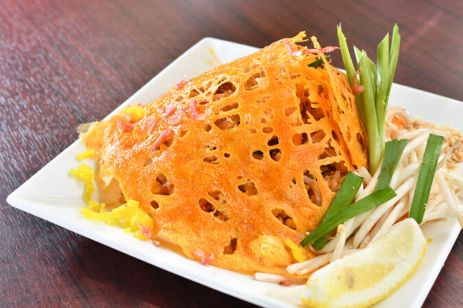 タイ風焼そばの卵包み ｜ผัดไทยห่อไข่｜Thai style fried rice noodle with shrimp wrapped in egg